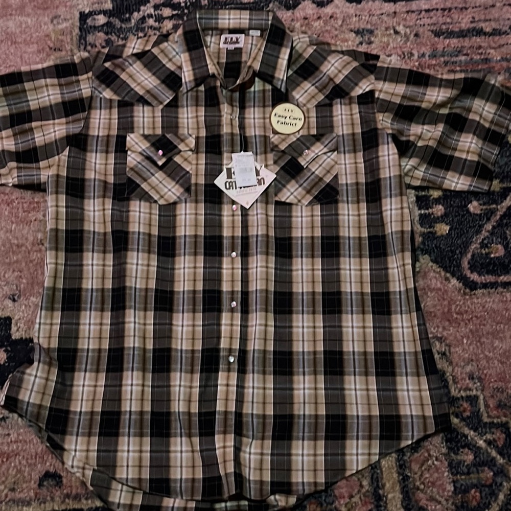 I am selling a mens dress button shirt brand new !